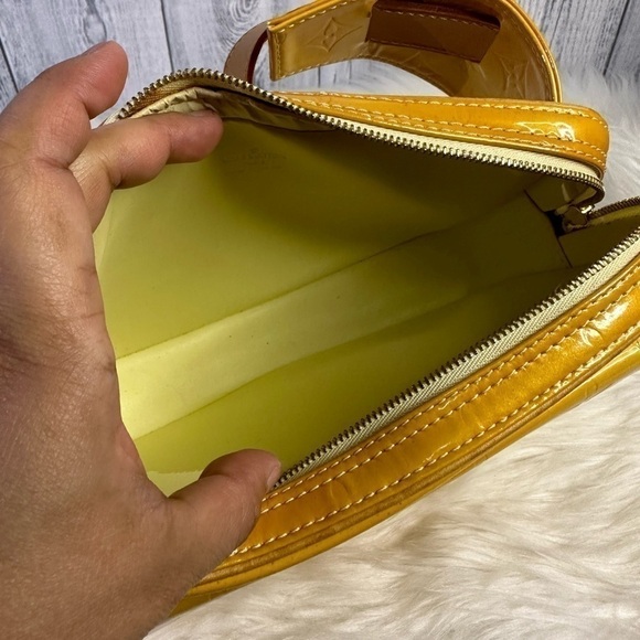 LOUIS VUITTON vernis beltbag / bumbag in mustard - Picture 10 of 17